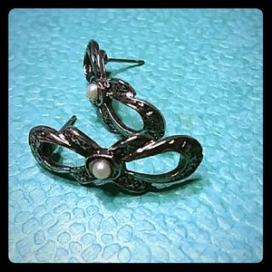 Bow earrings  inlay pearls